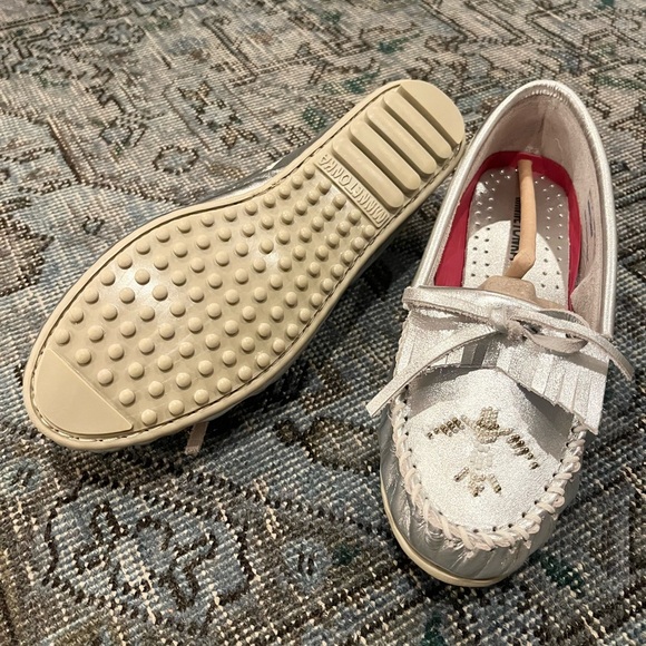 NEW Minnetonka Thunderbird Animikii Metallic Silver Moccasins, Size 9 Silver - Picture 5 of 8